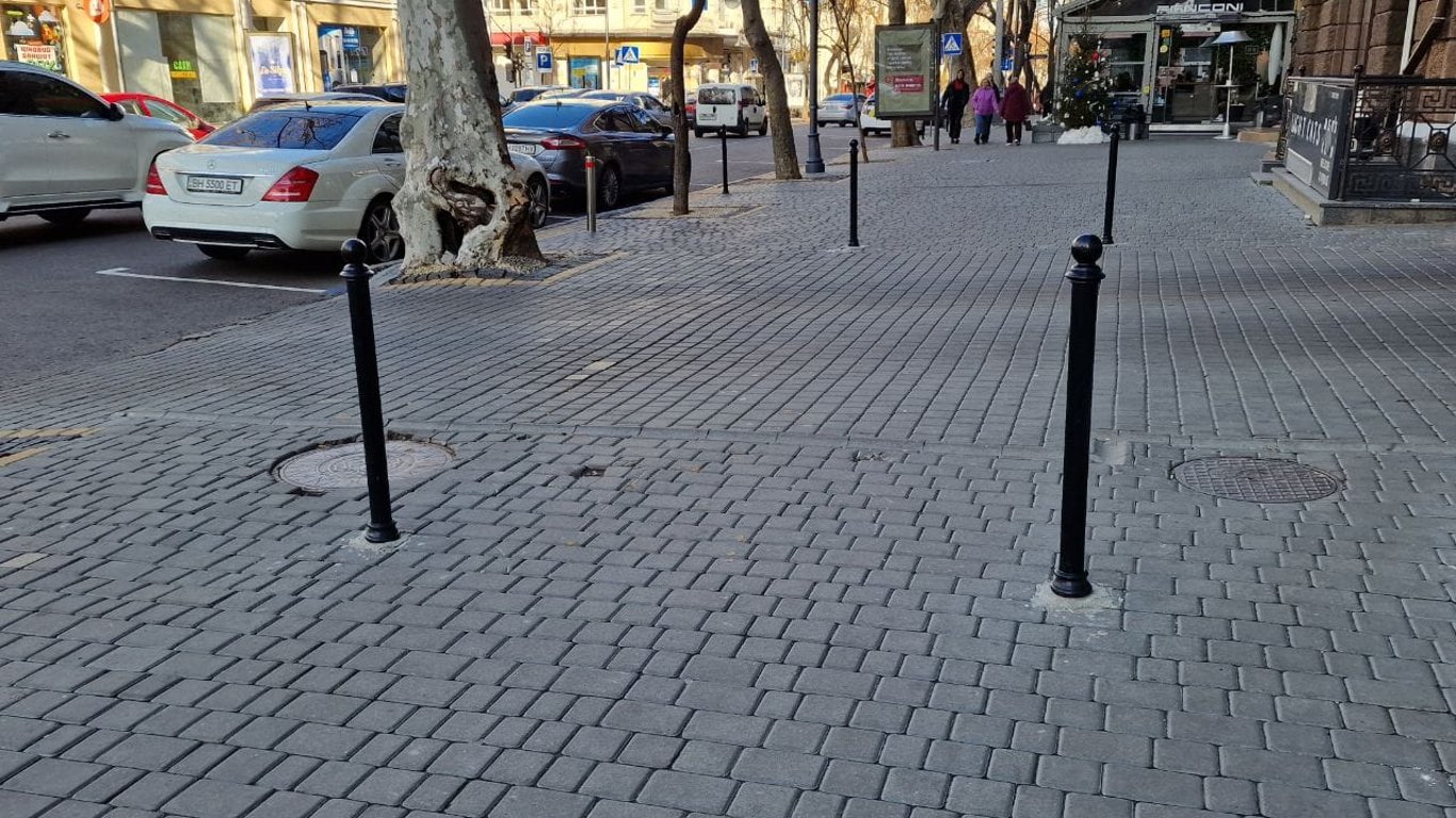 В Одессе на нескольких улицах установили антипарковые столбики