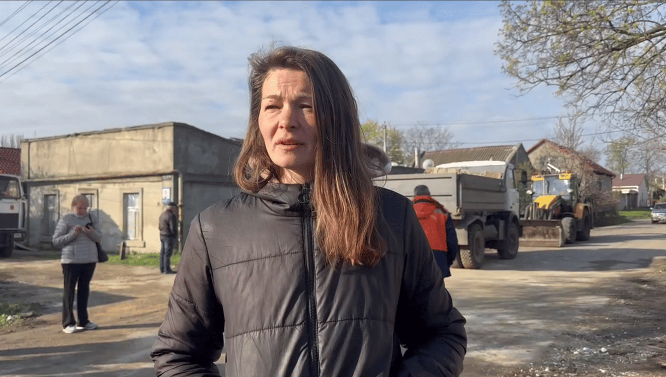 Жінка під час інтерв'ю