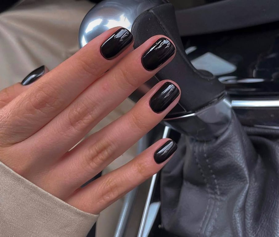 Чорний колір на нігтях не може лишитись непоміченим