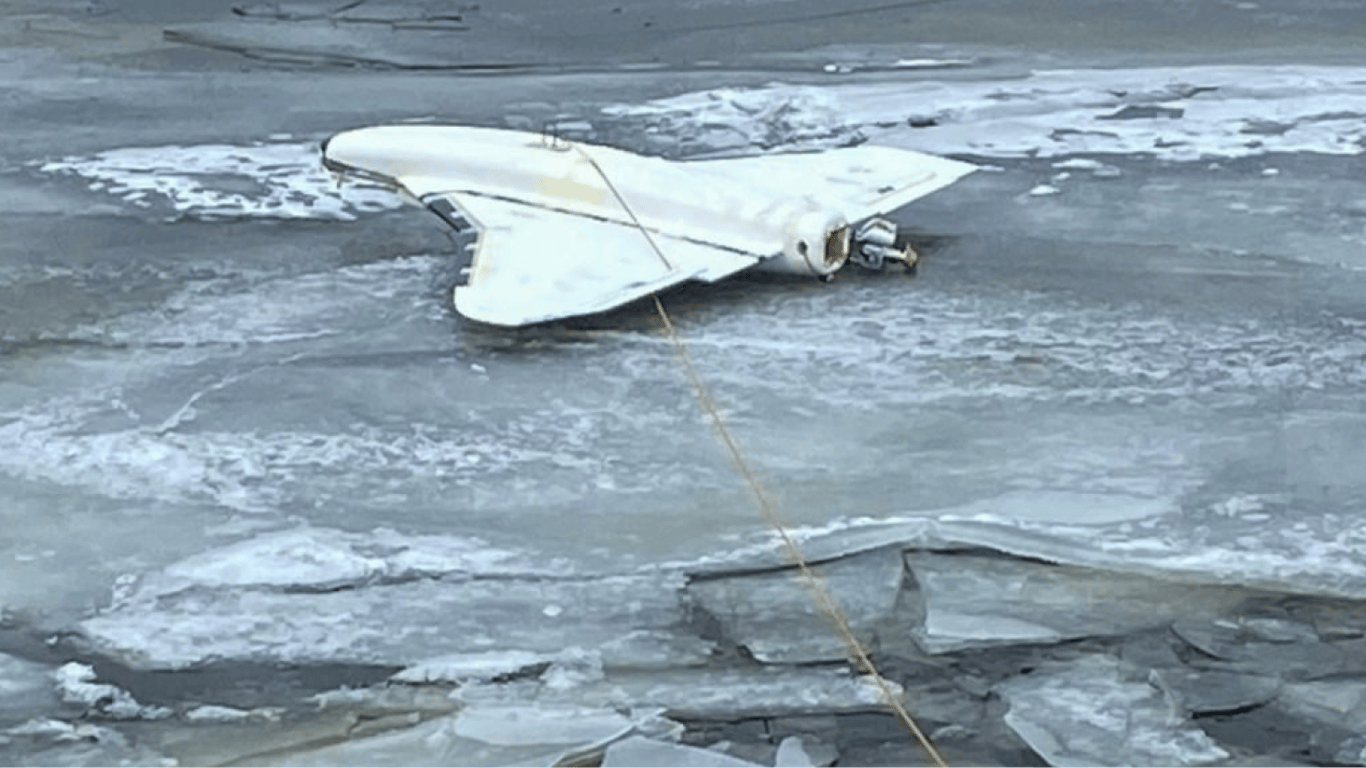 На Киевщине нашли обломки вражеского БпЛА на льду водоема