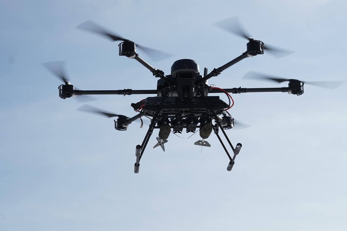 Дрон в небі