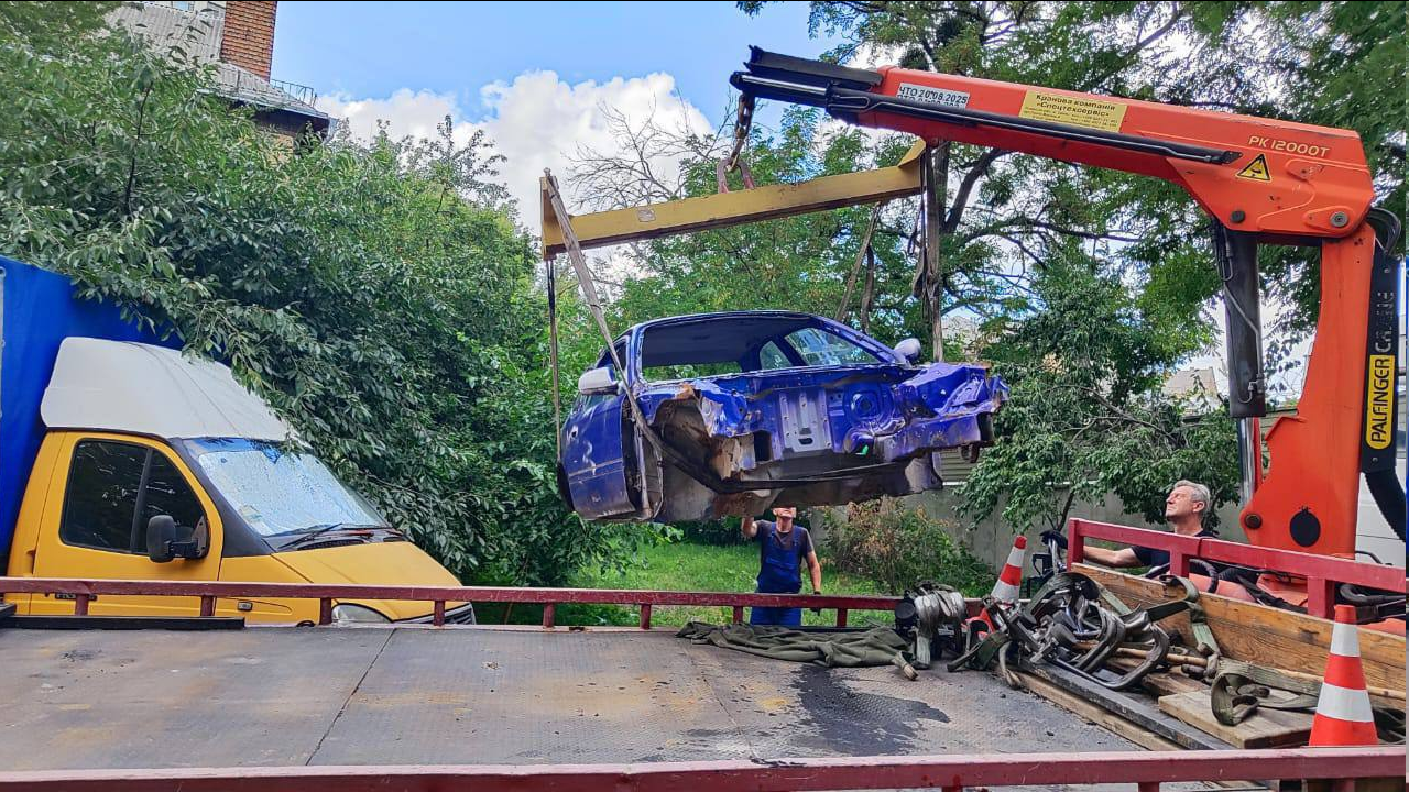 Безпечні двори та проїзди — як у Києві прибрали занедбані машини - фото 4