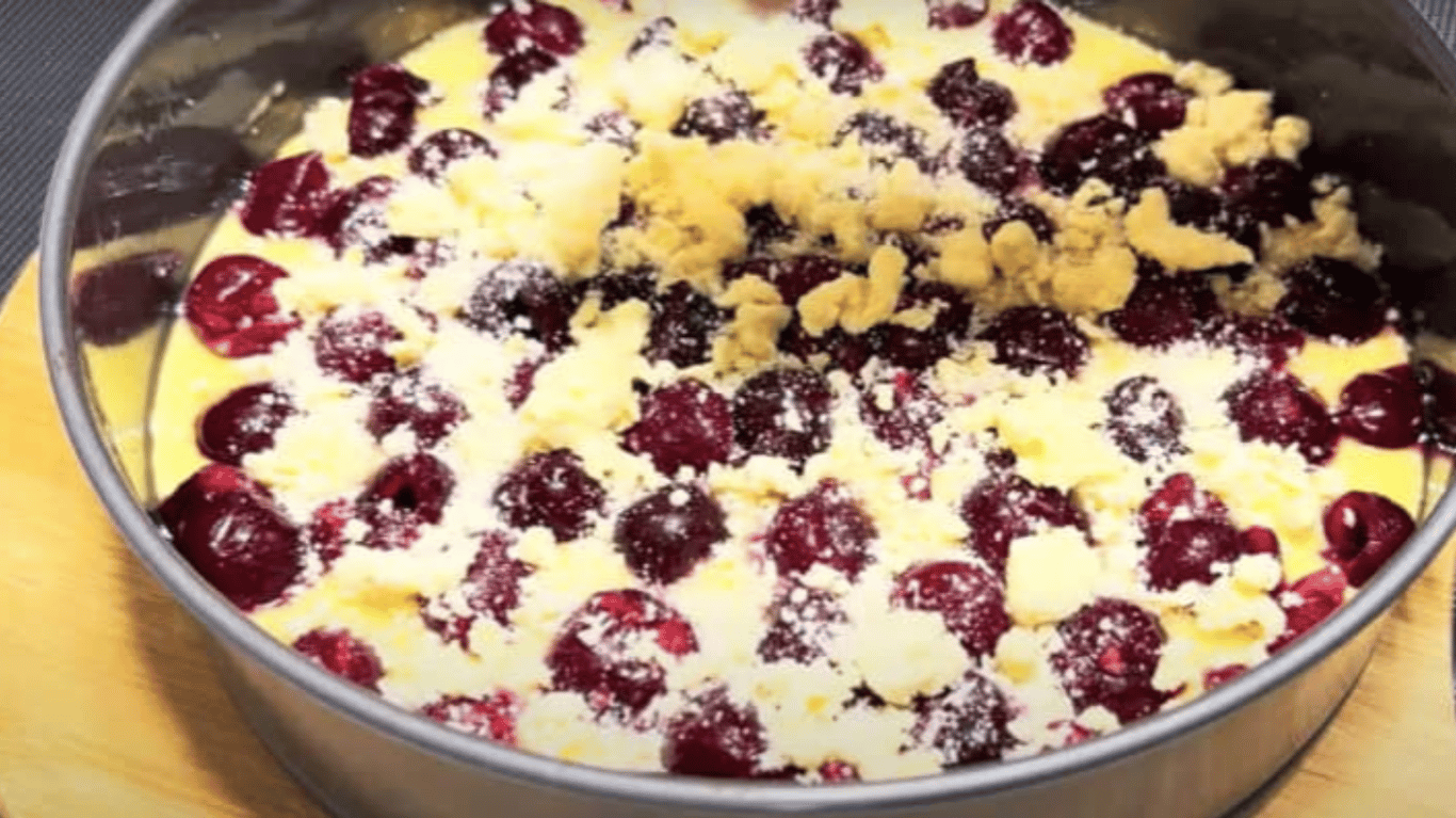 смачний пиріг з вишнями замість шарлотки