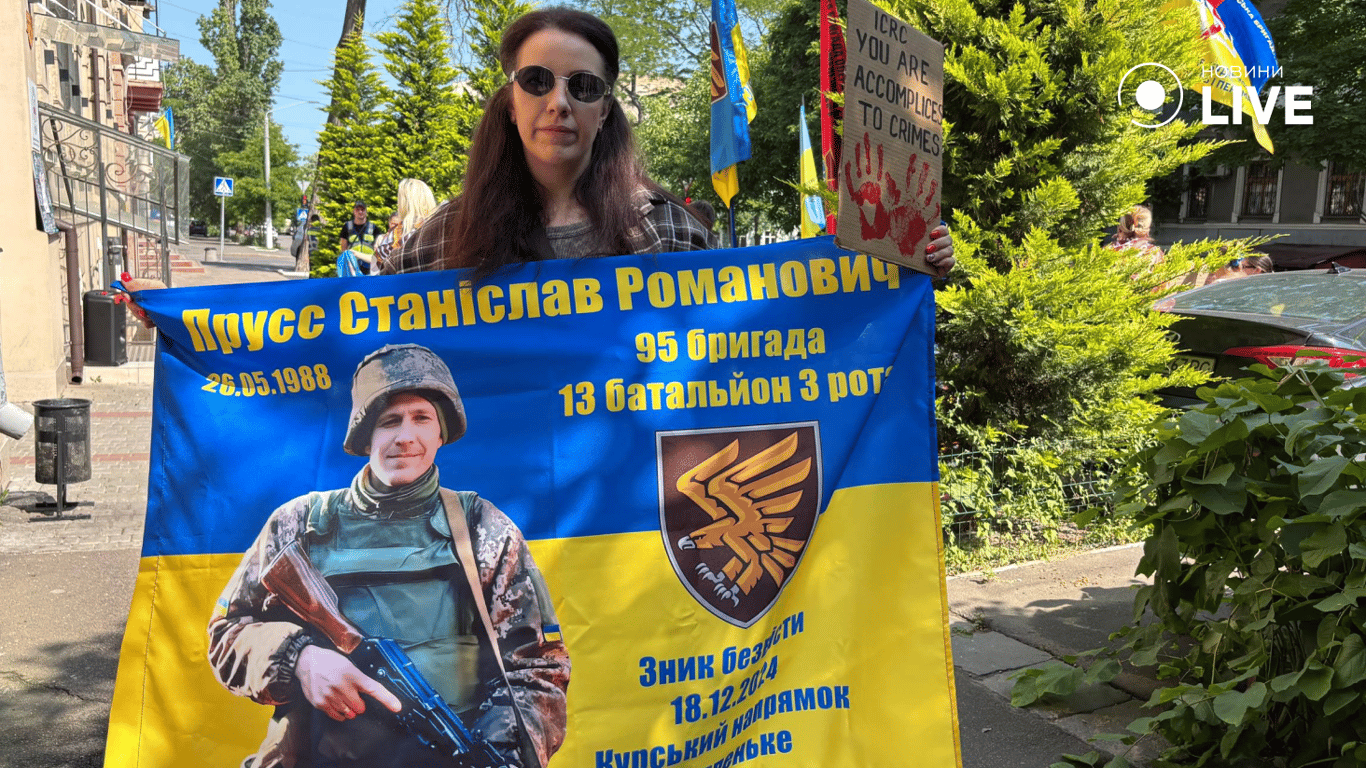 Із зав'язаними очима — черговий мітинг під МКЧХ в Одесі - фото 4