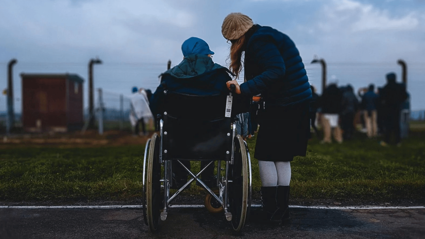 Пенсії в Україні — чи зарахується стаж  людині, яка доглядає за особою з інвалідностю