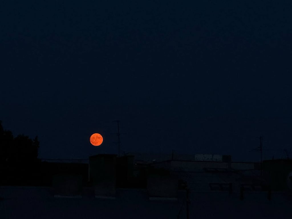 "Полунична" повня над Львівщиною в ніч проти 11 червня 2025 року