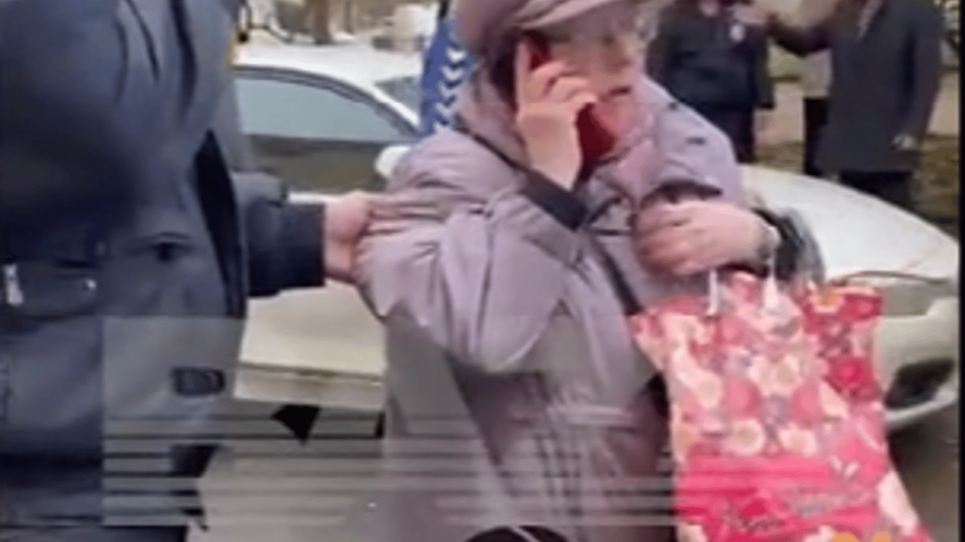 Кричала Слава Украине — в Петербурге пенсионерка подожгла автомобиль и пыталась сжечь себя