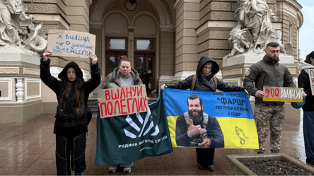 Хвилина тиші біля Оперного — центр Одеси зупинився - 285x160