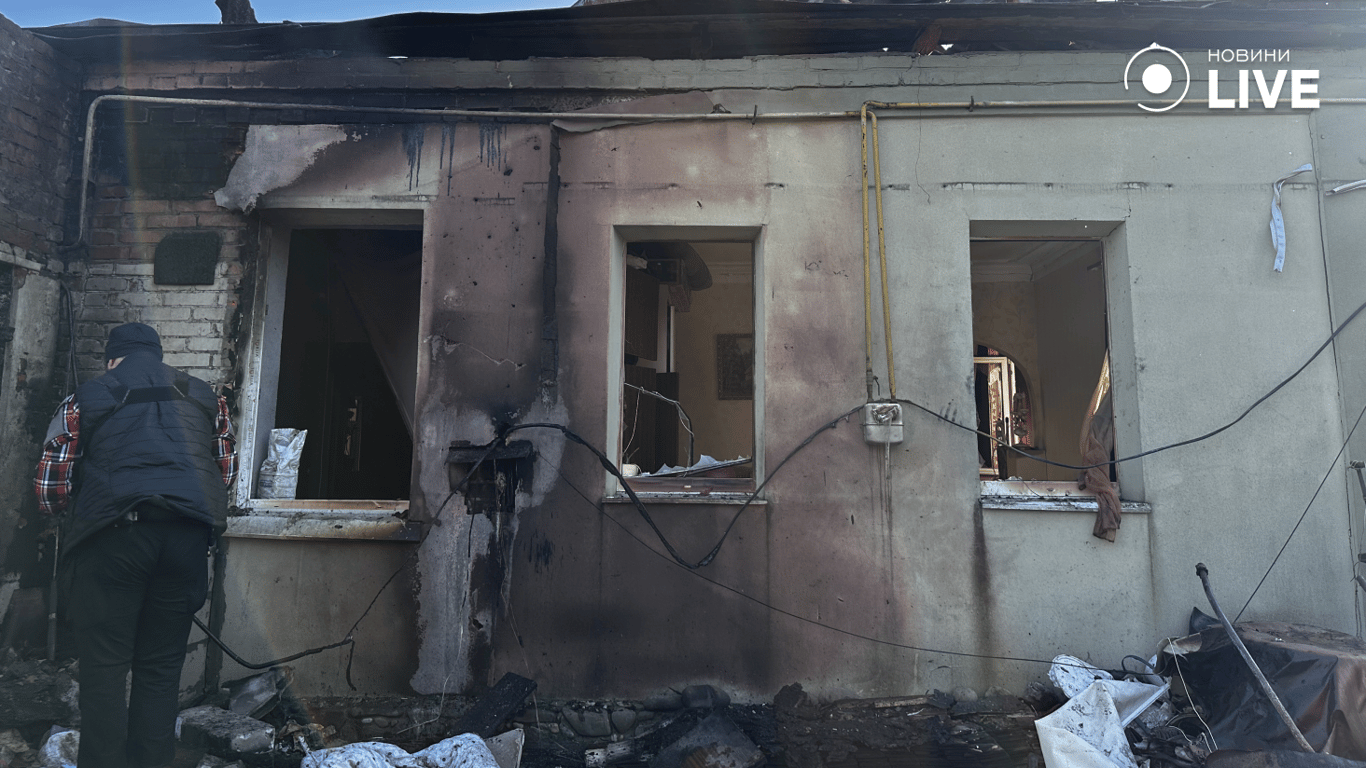 Вибиті вікна та сліди пожежі на житловому будинку в Харкові