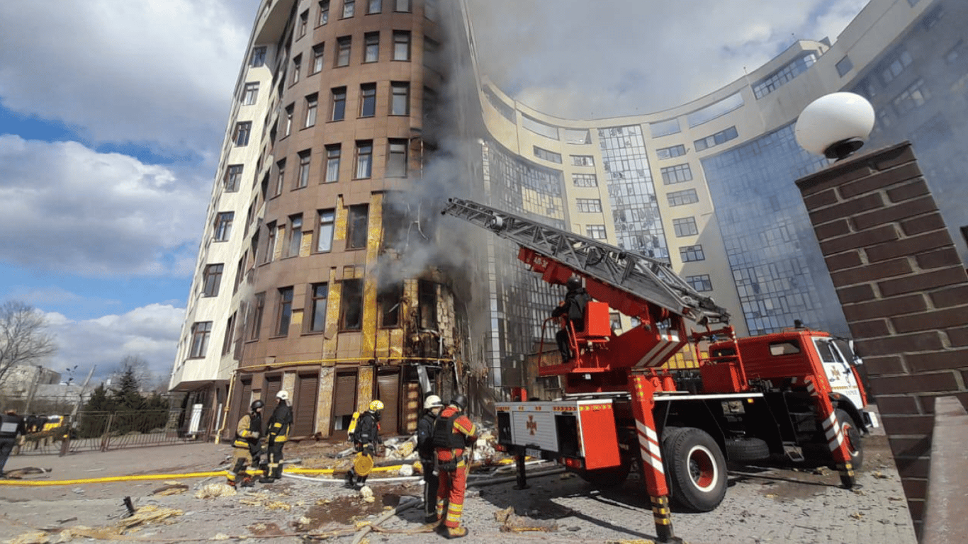 В Харькове дрон РФ попал в многоэтажку: началось задымление