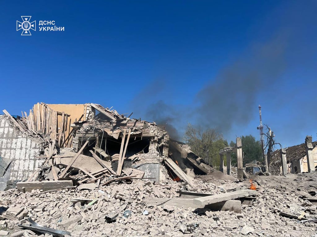 Последствия прямого удара КАБ: обломки и воронка возле пожарной части на Харьковщине