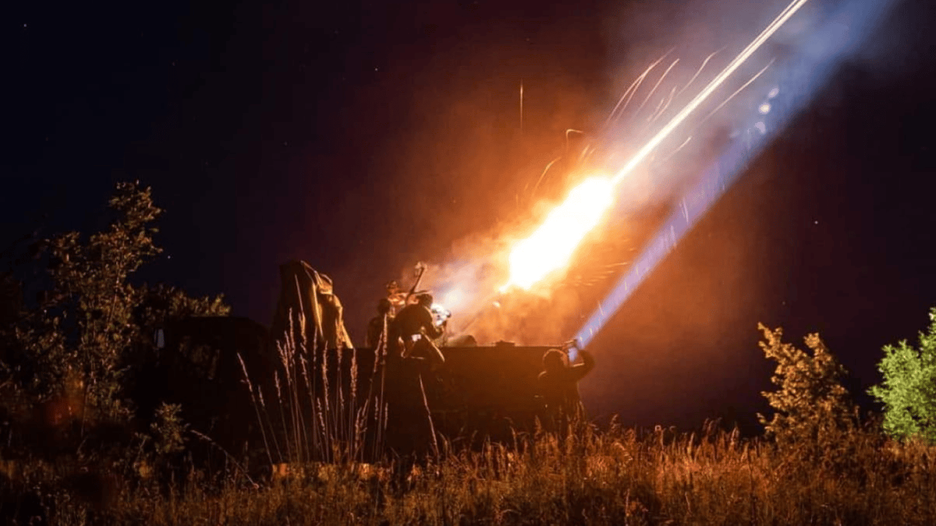 Київ під атакою — в одному з районів палає уламок БПЛА