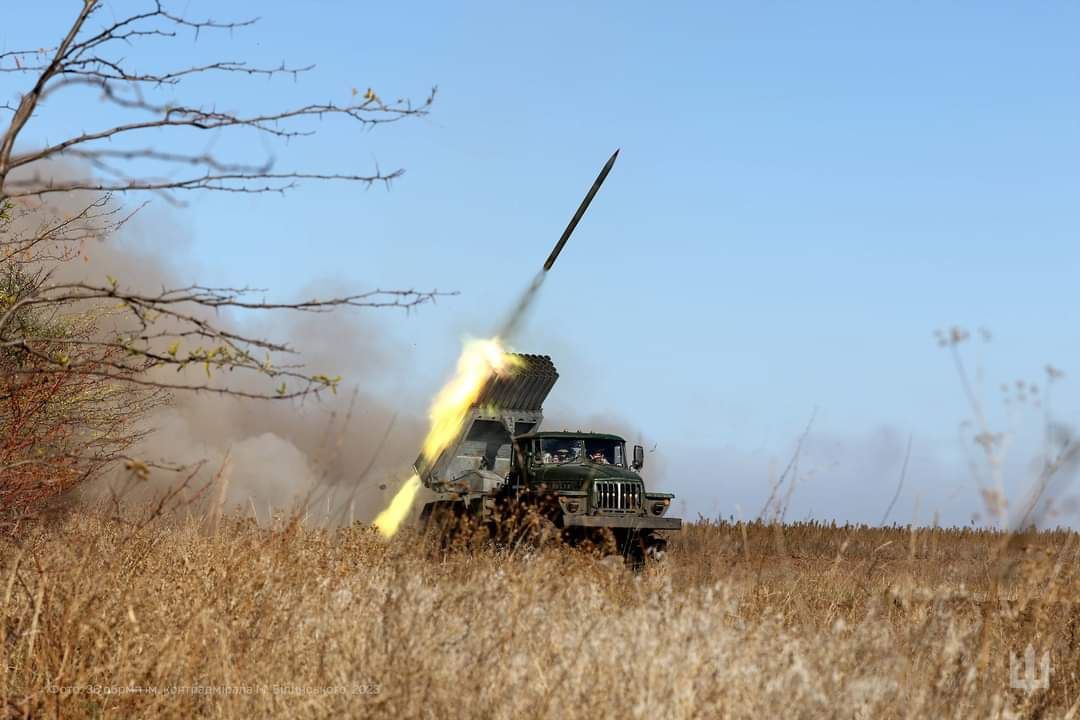 Украинские военные на передовой наносят урон врагу
