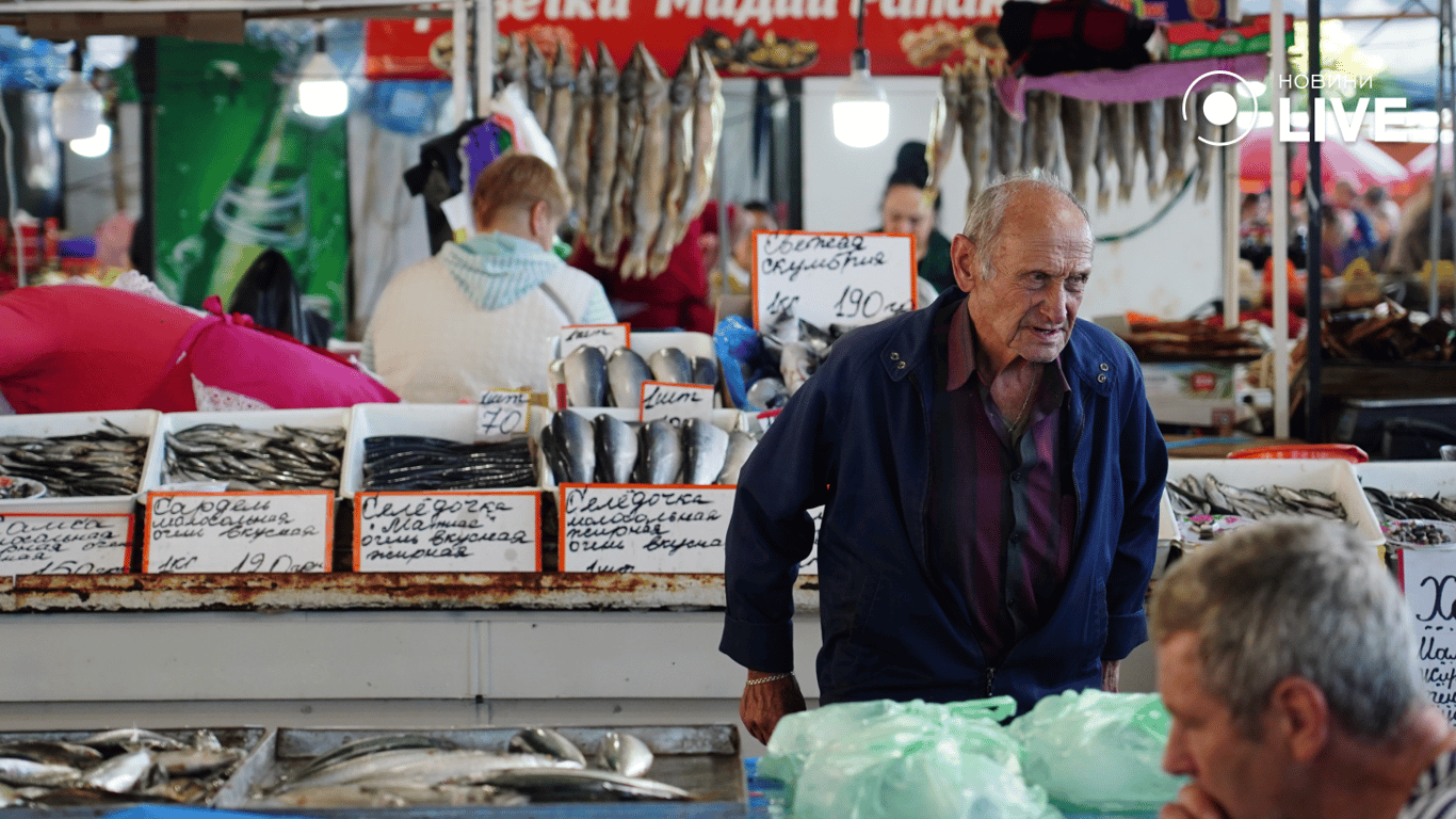 Человек выбирает рыбу на рынке. Фото: Новости.LIVE/ Юлия Браславская
