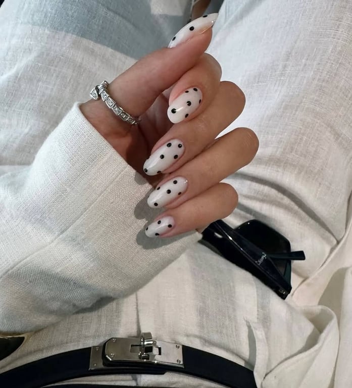 Манікюр у горошок потрохи стає класикою сезону