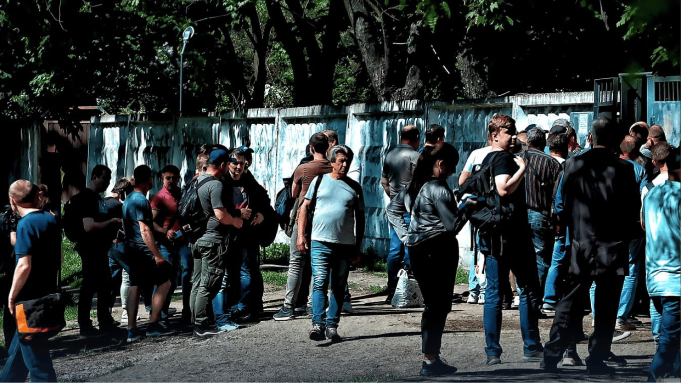 Черги біля ТЦК. Фото: Telegraf