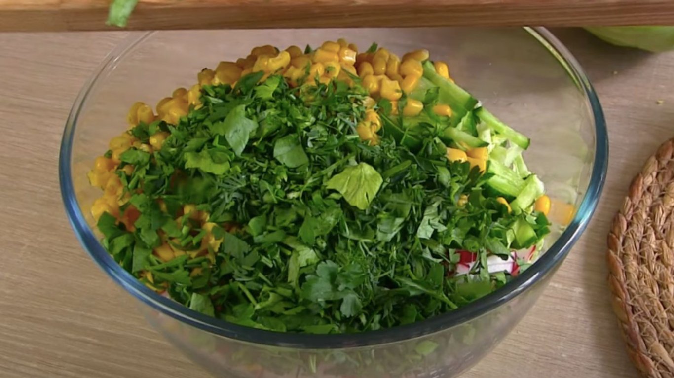 смачний салат з пекінською капустою