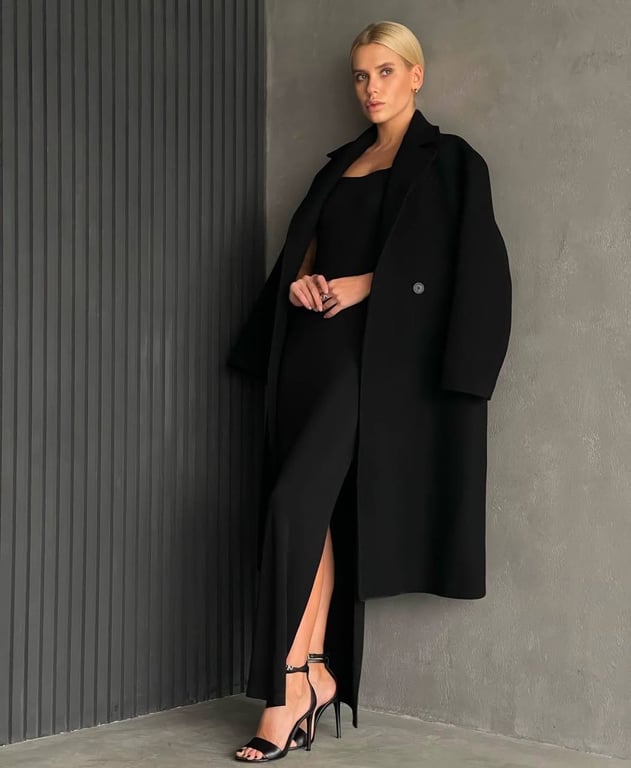 Чорне пальто чудово пасує до всього