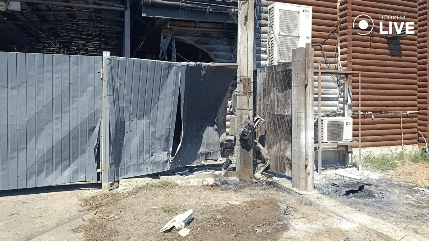 Наслідки удару дрона по ресторану в Одеському районі