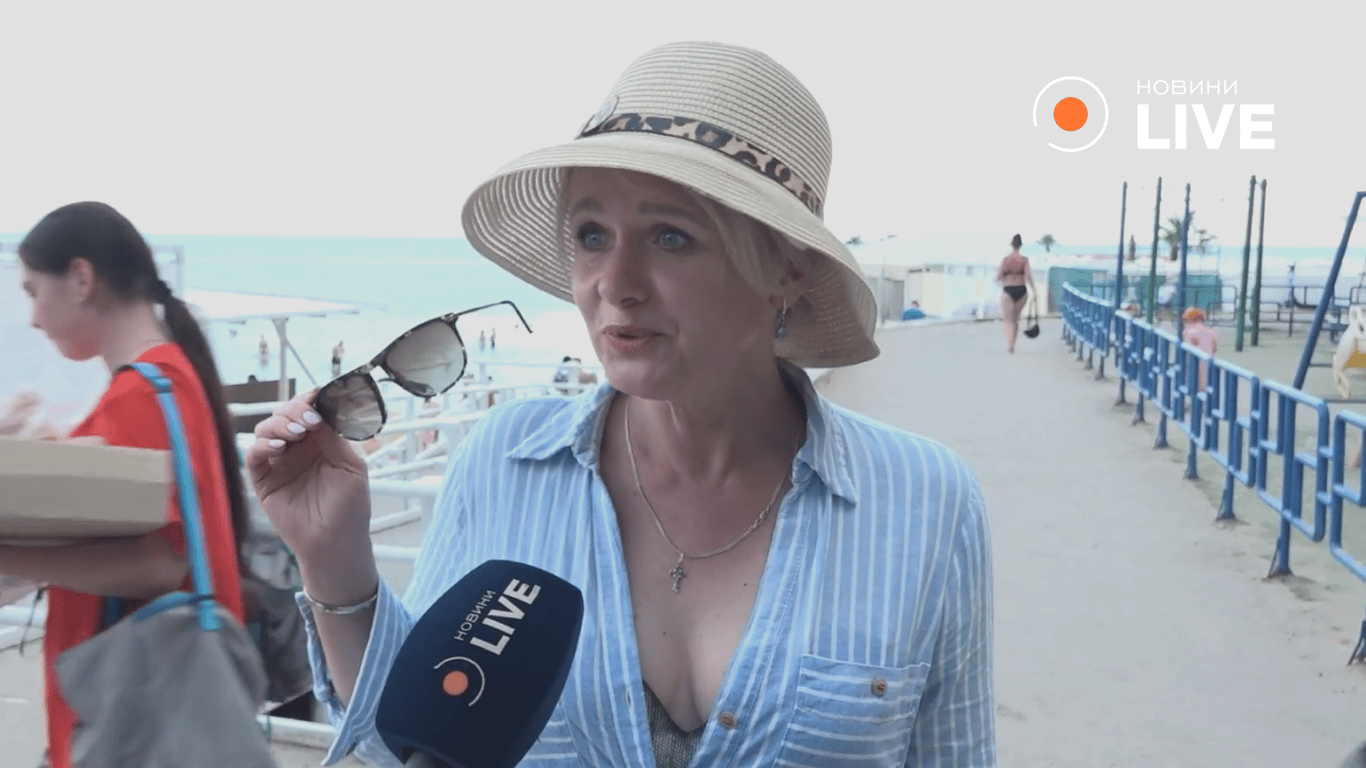 Відпочивальниця Світлана про безкоштовну частину пляжу.Фото: Новини.LIVE