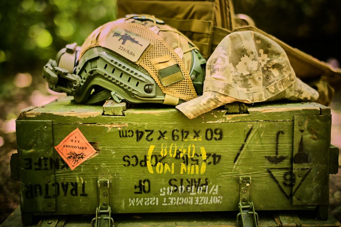 Боекомплект бойцов ВСУ и защитный шлем