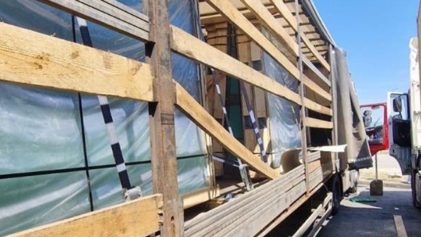 Вантажівку зі склом зупинили на Одещині: контрабанда з Ірану