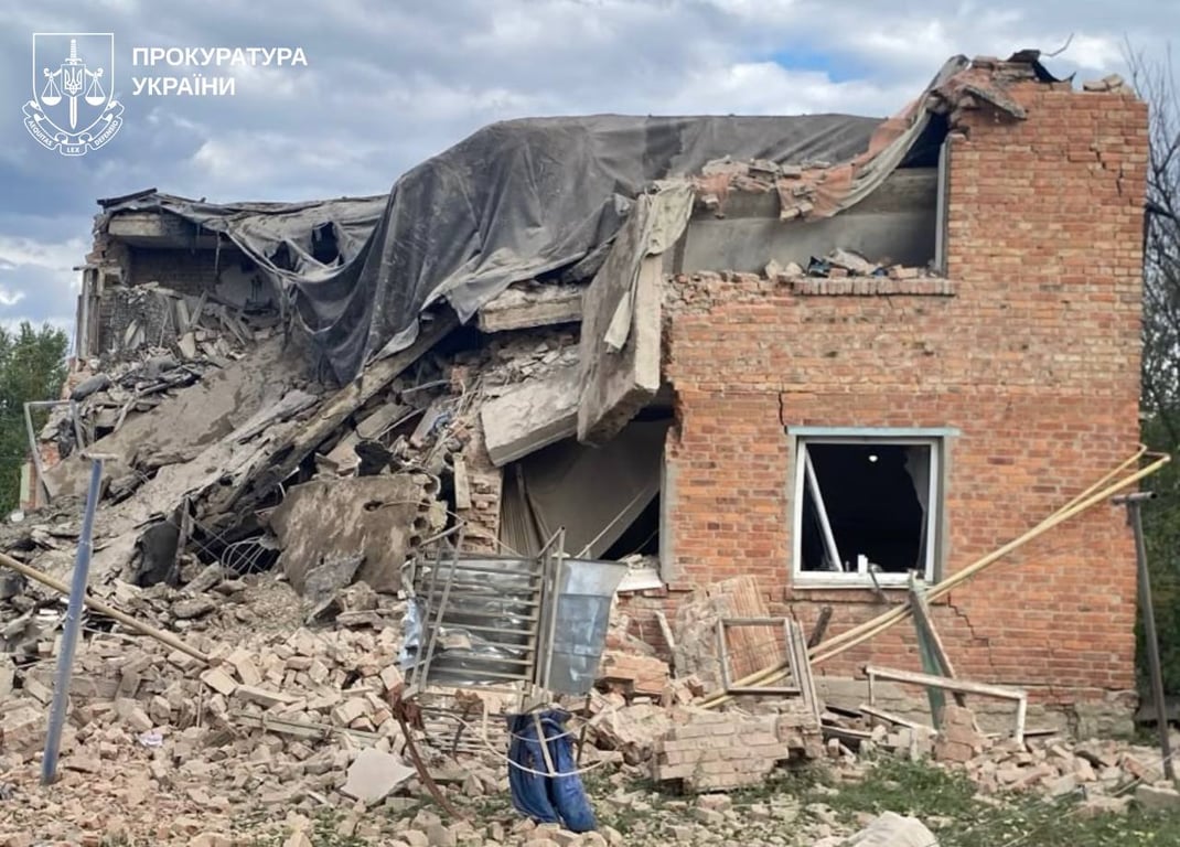 Зруйнований внаслідок російського удару житловий будинок на Харківщині