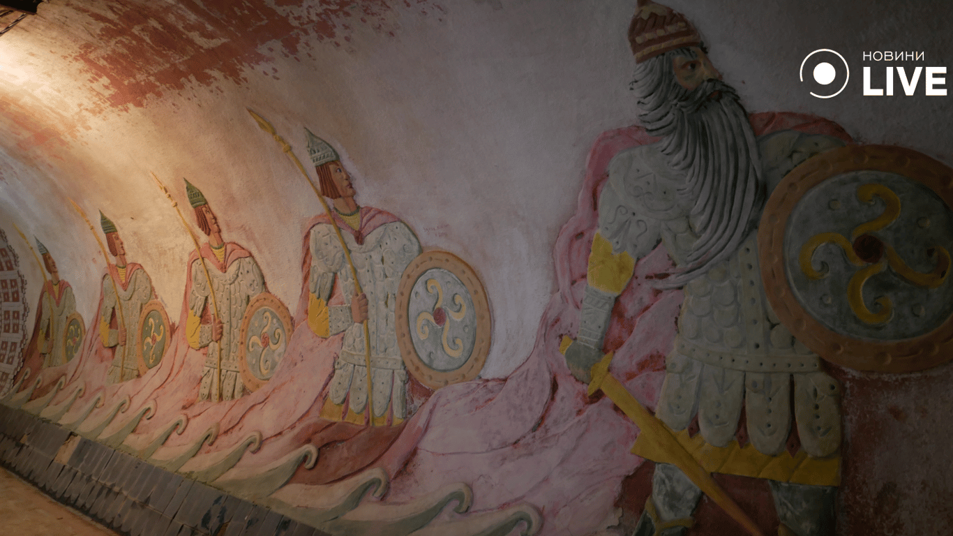 Ліплення Чорномора та богатирів. Фото: Новини.LIVE