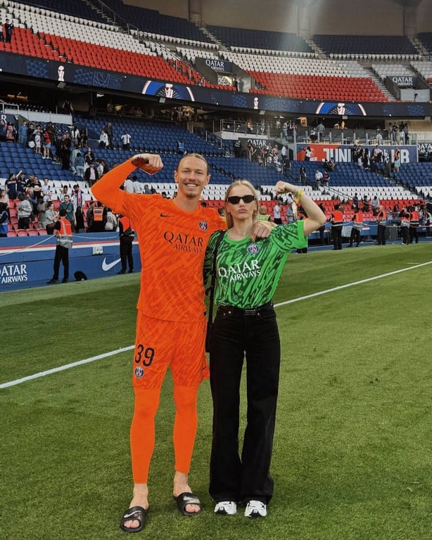 Матвей Сафонов с женой