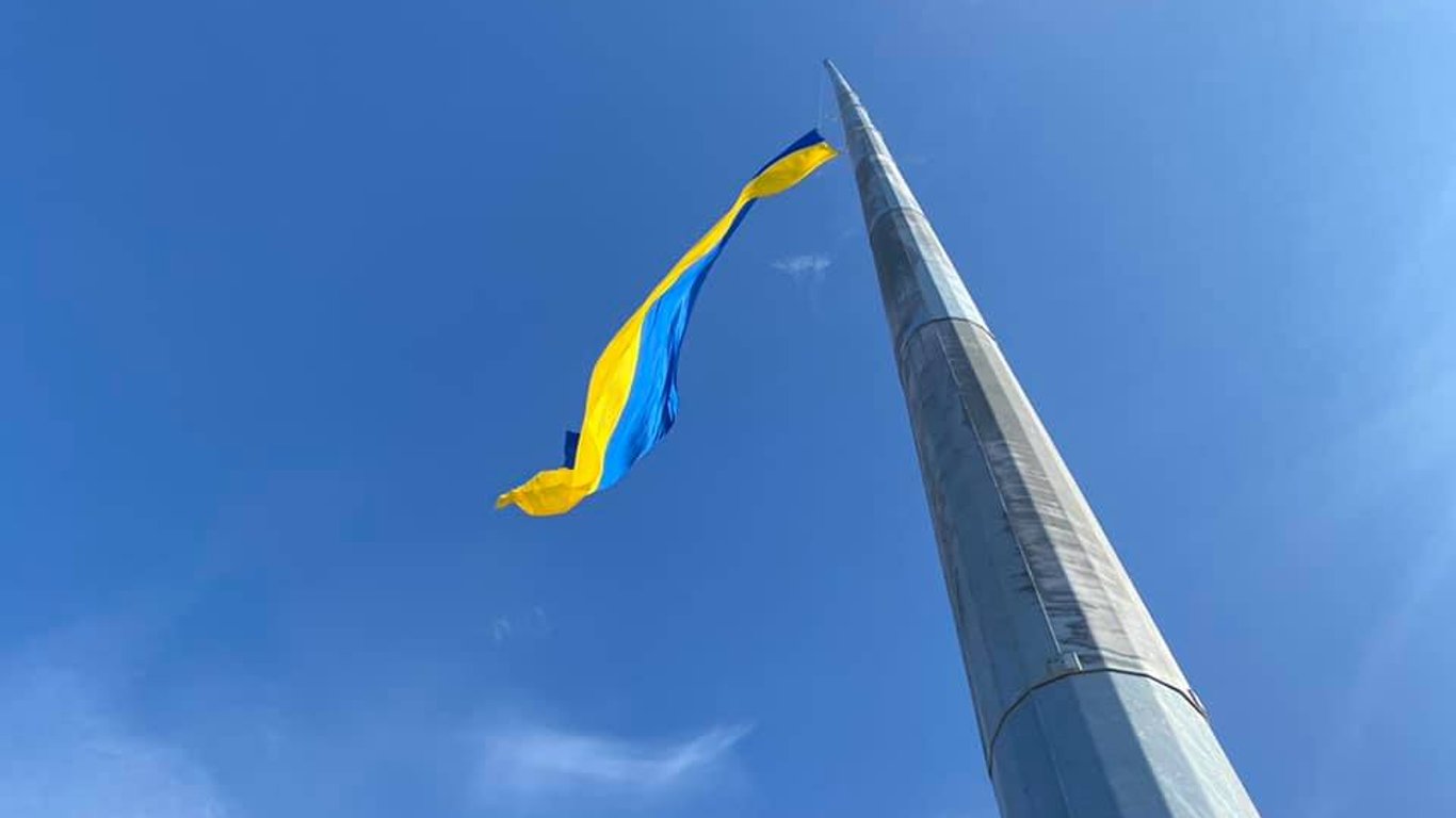 В Харькове коммунальщики заменили флаг Украины на самом высоком флагштоке страны