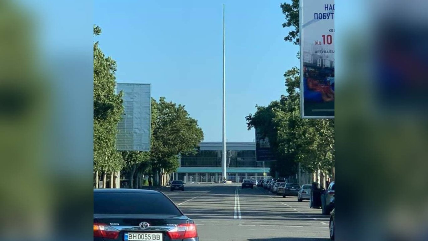 В одеському аеропорту встановлюють 50-метровий флагшток