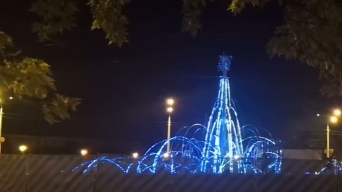 В Харькове испытали новый световой фонтан на пр. Гагарина - Видео