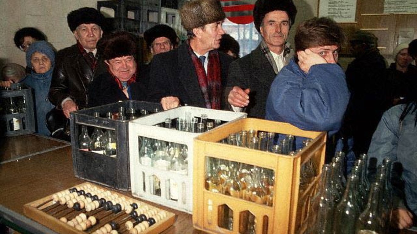 В сети появилось фото приема стеклотары на Водопроводной в Одессе в 90-х