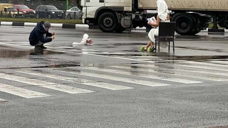 У Харкові невідомі влаштували фотосесію посеред дороги. Відео - 285x160