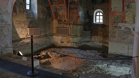 В Софии Киевской отчитались о ходе раскопок: находили фрески и нательные кресты - 285x160