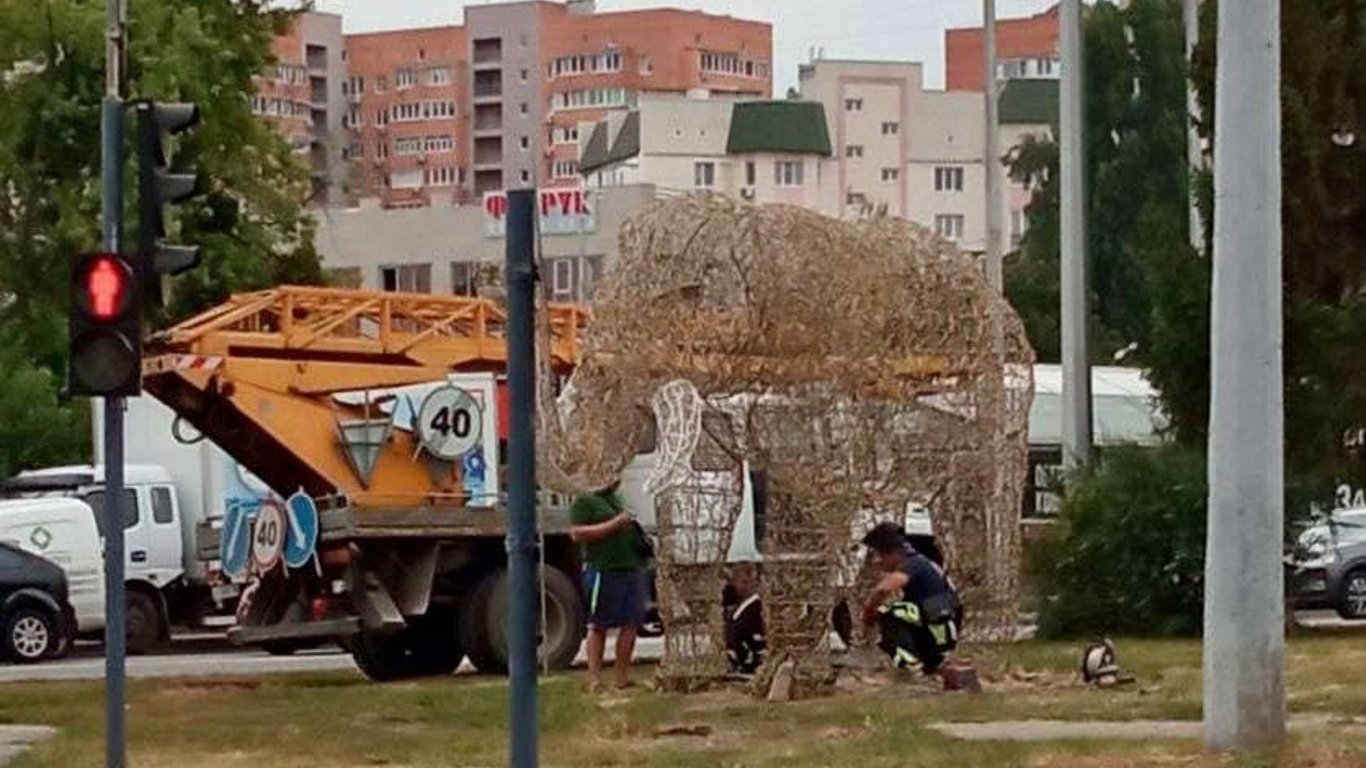 В Харькове строят странные конструкции животных