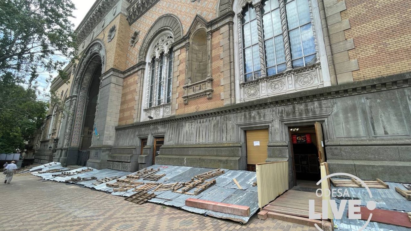 Потоп в одесской Филармонии: уникальное здание затопило, а ремонт остановила война