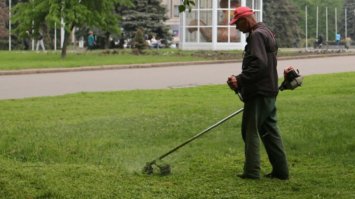 В Киеве коммунальщик косил необычным способом - что известно, смотреть видео