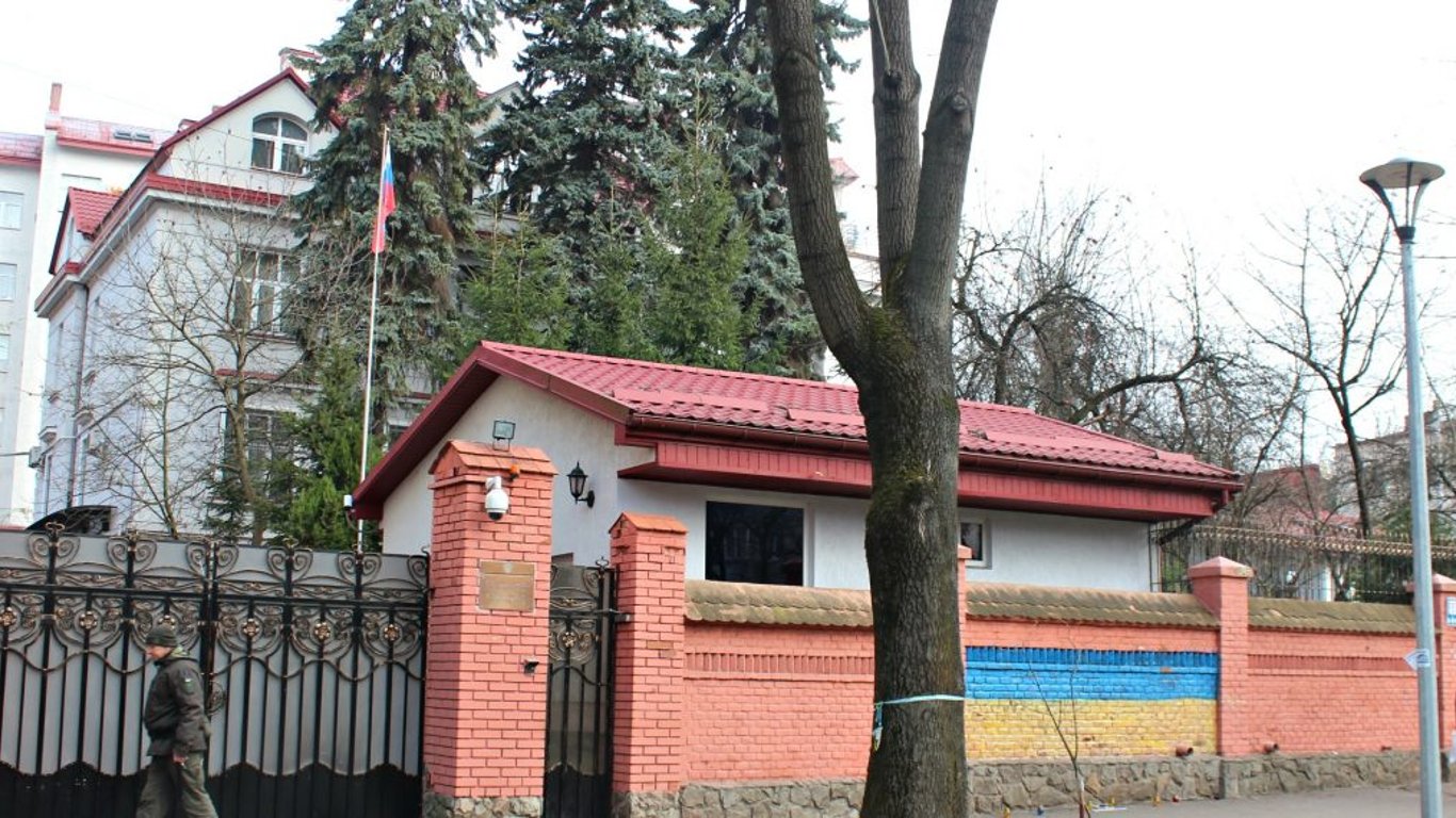 В львівське консульство Росії кинули коктейль Молотова - поліція шукає хулігана