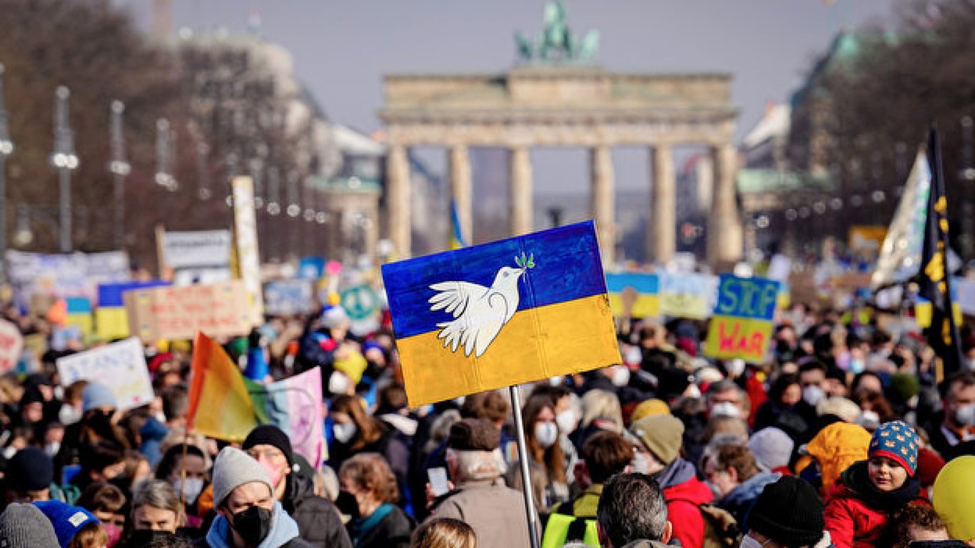 "Германия делает недостаточно для Украины": эксклюзивное интервью с политэкспертом Джессикой Берлин - 250x140