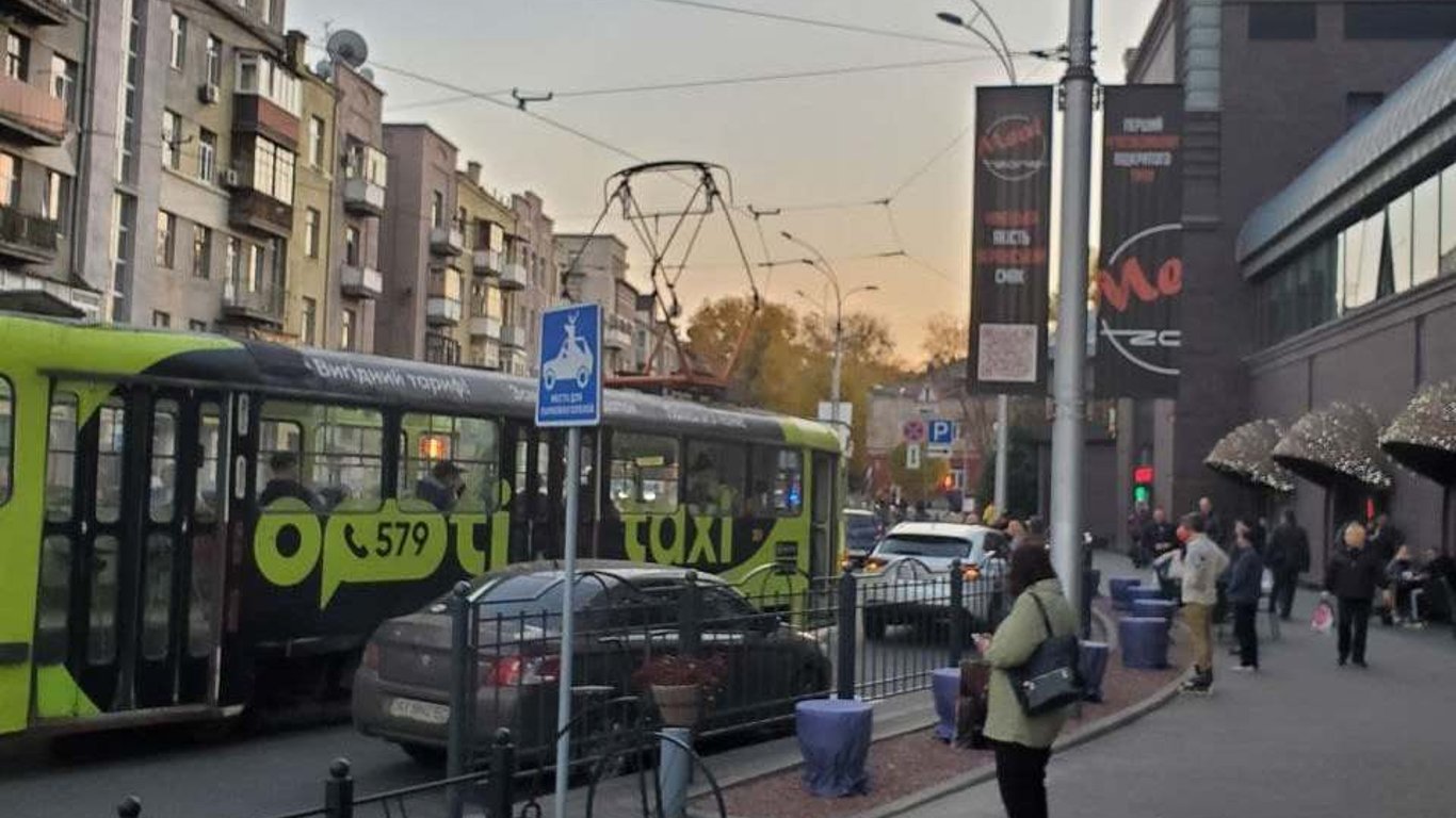 У Харкові водій заблокував рух трамваю - подробиці