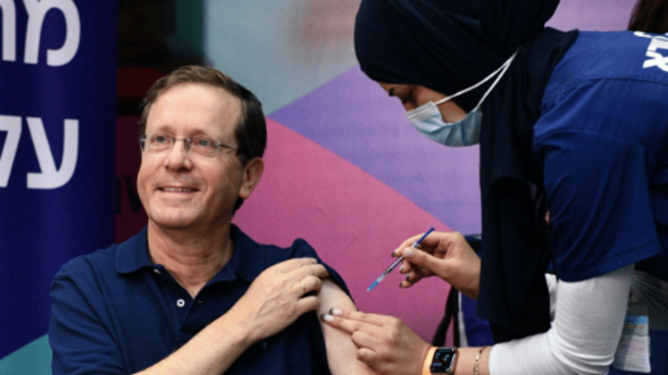 Іцхак Герцог втретє вакцинувався від COVID-19