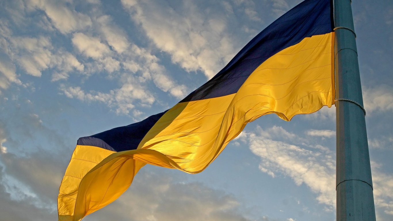 Главный флаг Украины приспустили из-за сильного урагана