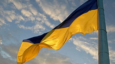 Через ураган у Києві приспустили головний прапор країни - 285x160