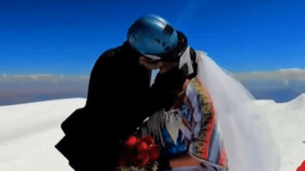 Покоряли вершину три дня: пара из Боливии обручилась на высоте 6,5 тысячи метров - 285x160