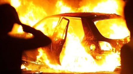 На Осокорках горело элитное авто. Видео - 285x160