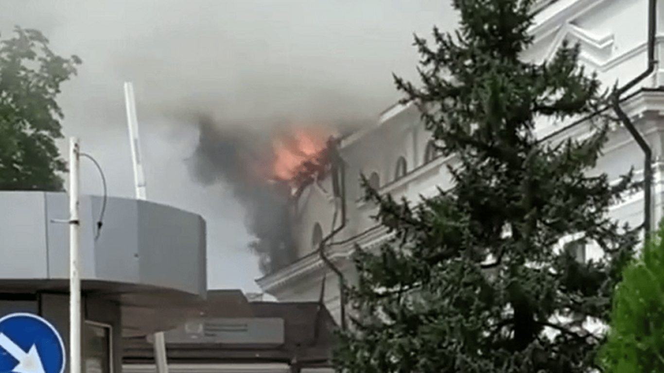 В оккупированном Донецке горит здание железнодорожного вокзала. Видео
