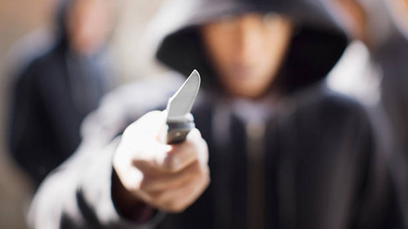У Харкові невідомий чоловік пограбував водіїв маршруток - грабіжник напав з ножем