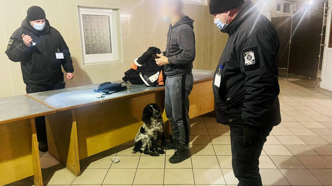 На Львівщині митники затримали чоловіка з наркотиками - фото