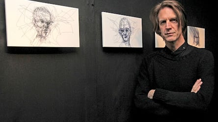 Британский художник Грэм Финк показал, как рисует портреты взглядом. Видео - 285x160